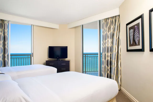 جناح بسرير كينج وسريرين مزدوجين بإطلالة على البحر بغرفتي نوم، Doubletree By Hilton Ocean Point Resort – North Miami Beach 2/7