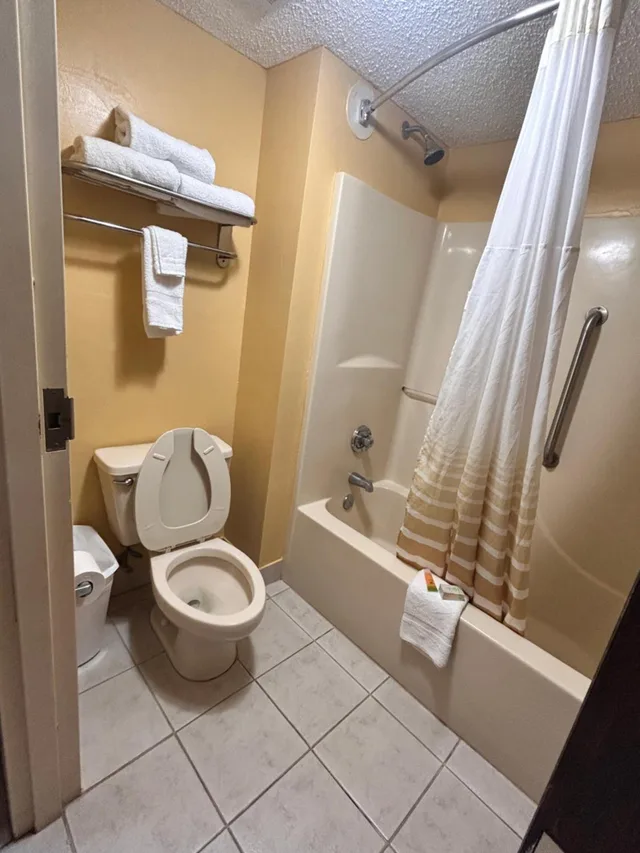 غرفة بسرير مزدوج لذوي الإعاقة، Home Town Inn And Suites 4/4