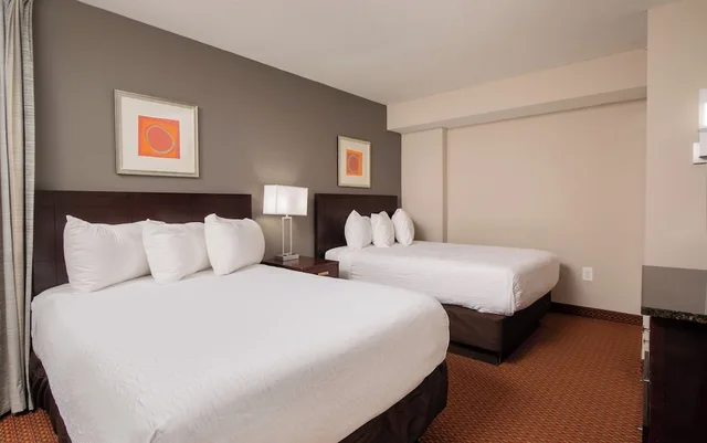 جناح بسرير كينج وسريرين مزدوجين مع أريكة، Prince Resort 1/3