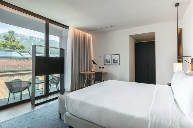 غرفة ديلوكس بسرير كينج بشرفة، Hilton Lake Como 3/8