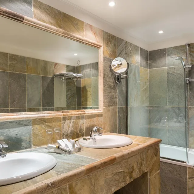 غرفة بريستيج بسرير مزدوج، LA BASTIDE DE TOURTOUR HOTEL & SPA 7/8