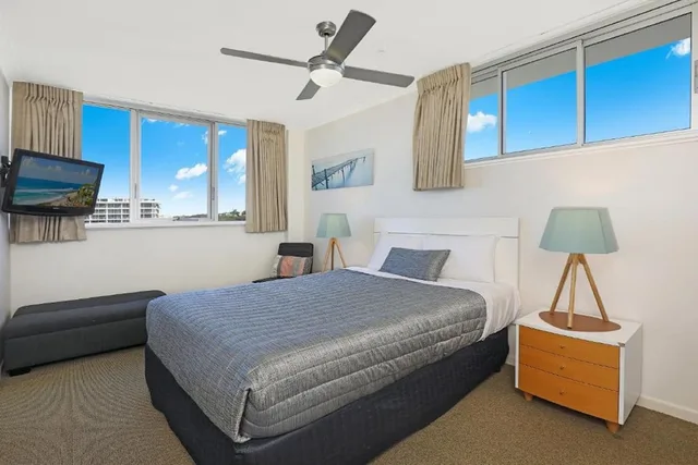 3 Bedrooms, 1 Queen and 4 Single Beds, Ocean View, ELOUERA TOWER BEACHFRONT APARTMENTS 1/2