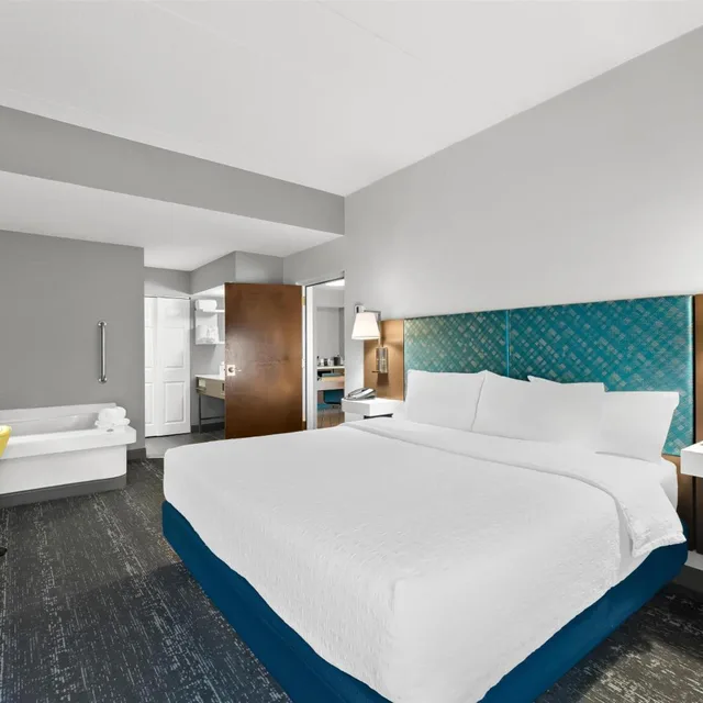 جناح بسرير كينج بغرفة نوم واحدة مع أريكة بحوض جاكوزي، Hampton Inn Suites Newtown 2/10