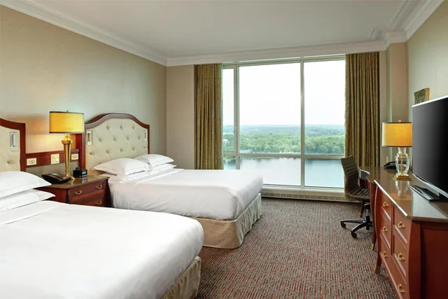 غرفة بسرير كينج وسريرين كوين بإطلالة على البحيرة، Hilton Lac Leamy 1/4