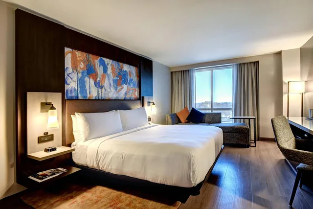 Room, King Bed, Sofa, Bathtub, Concierge Level, Accessible، Tulsa Marriott Southern Hills 2/6