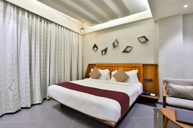 غرفة بريميير بسرير كينج، Keys Select by Lemon Tree Hotels 2/9