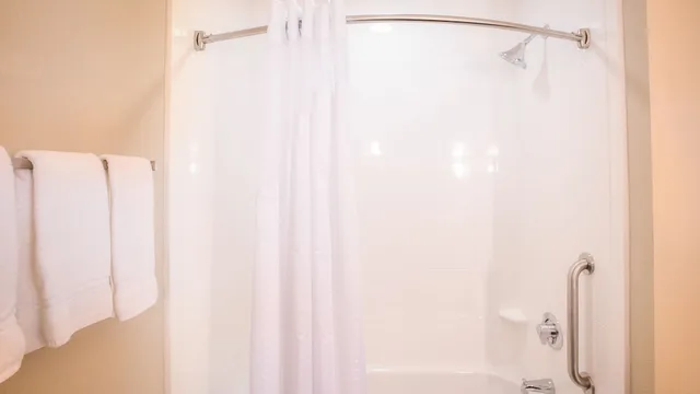 غرفة قياسية بسرير كينج مع أريكة، Holiday Inn Express Wichita South 5/5