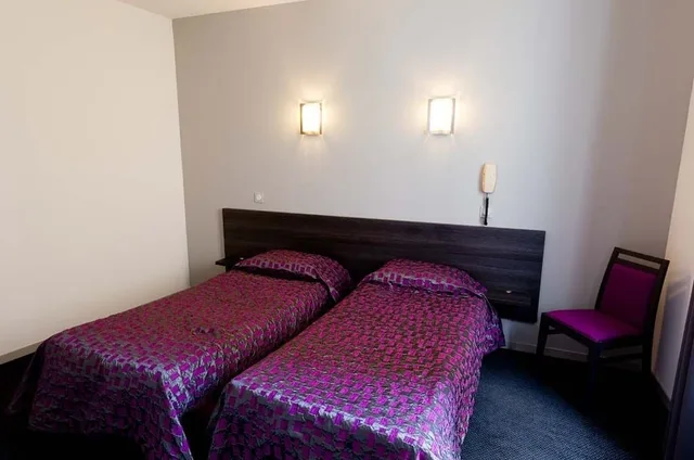 غرفة بسريرين منفصلين، Hotel Saint Etienne 3/6