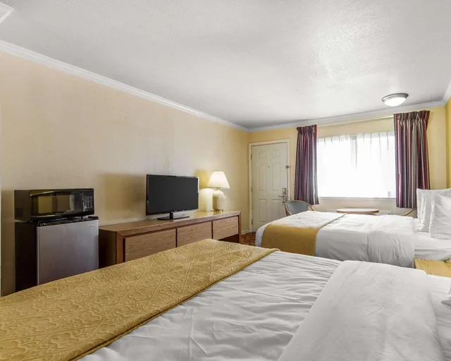Upgrade, 2 Queen Beds، Quality Inn Ukiah, CA 7/8