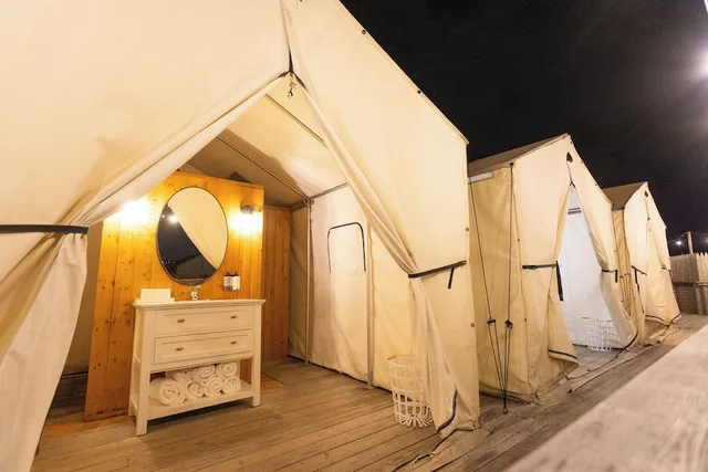 Journey, Family, Tent, King and Twin Beds، Collective Governors Island 2/2