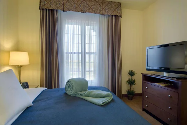 2 Bedrooms, Suite, King Bed, 2 Queen Beds, 2 Bathrooms، Homewood Suites By Hilton Sacramento Airport-Natomas 3/11