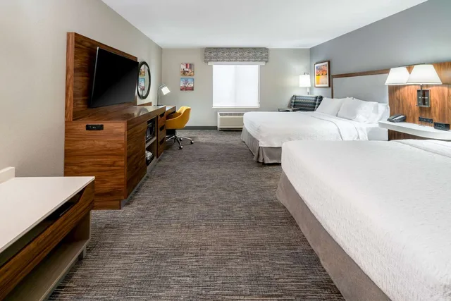 غرفة بسريرين كوين بحوض استحمام، HAMPTON INN MITCHELL 4/4