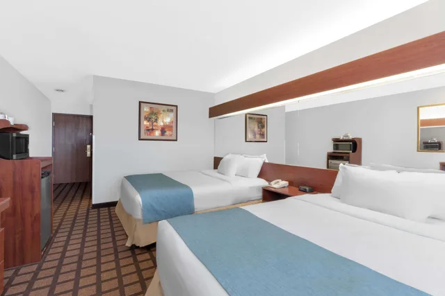 غرفة قياسية بسريرين كوين، Microtel Inn Suites by Wyndham Rapid City 1/6