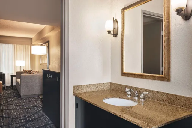 جناح بريميوم بسرير كينج بغرفتين، Embassy Suites by Hilton Miami International Airport 5/5