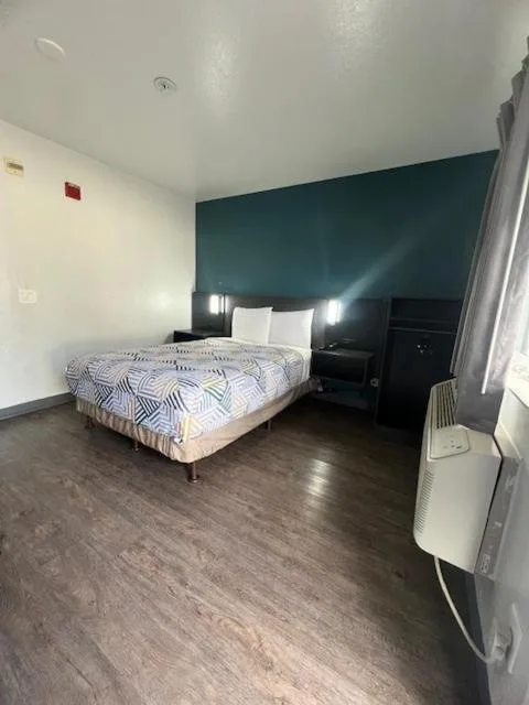 غرفة مفردة بسرير مزدوج لذوي الإعاقة، Motel6 Westminster, CA - North 8/10