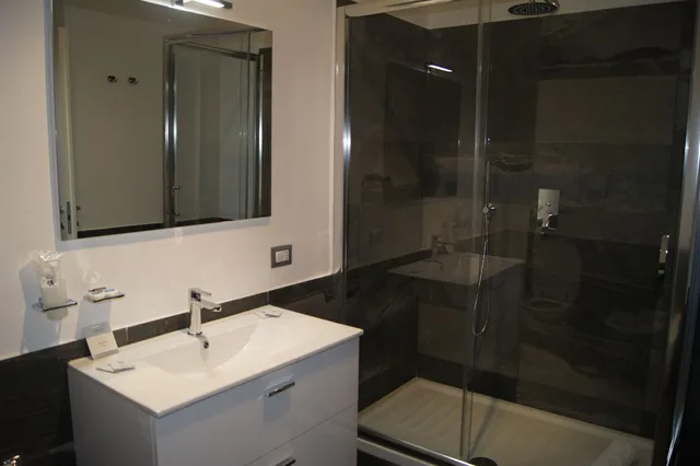 غرفة رباعية بسرير مزدوج وسريرين منفصلين، Arch Rome Suites 3/8