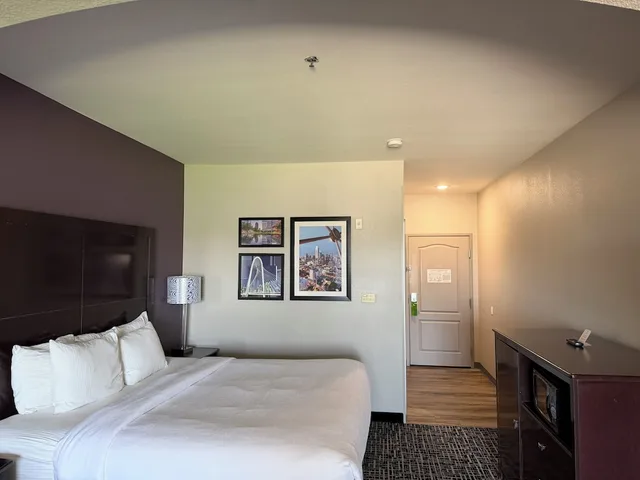 Room, King Bed, Airport View, Accessible، La Quinta Inn and Suites by Wyndham DFW Airport West - Euless 1/7