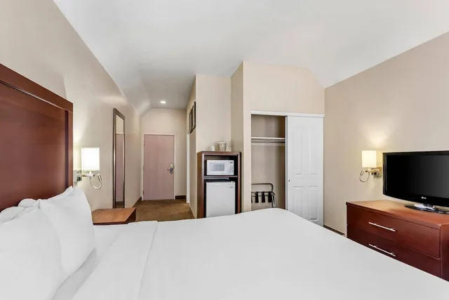 غرفة بسرير كينج لذوي الإعاقة، Comfort Inn Elko 1/9