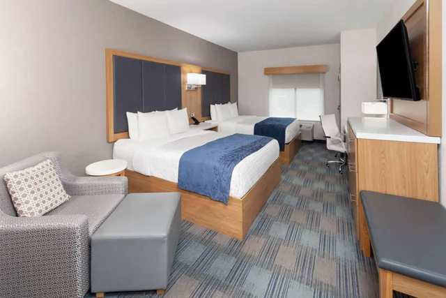 Standard, 2 Queen Beds, Living Area, La Quinta Inn & Suites by Wyndham Coralville Iowa City 4/6