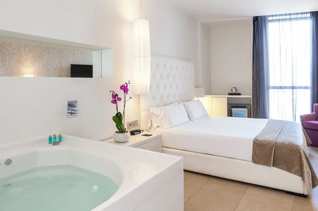 Suite, King Bed, Hot Tub, Sb Plaza Europa 9/10