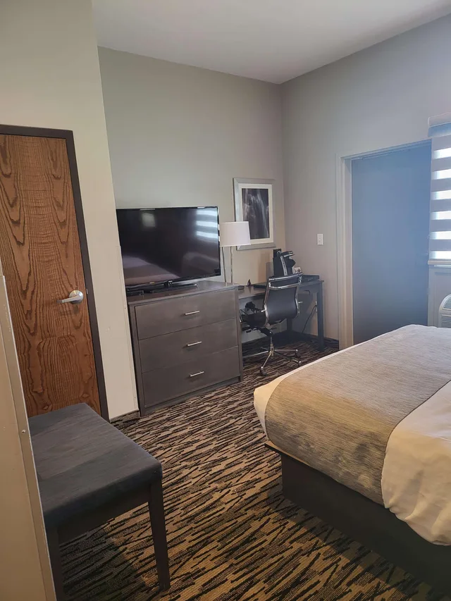 Room, Queen Bed, Best Western Sawtooth Inn & Suites 3/6