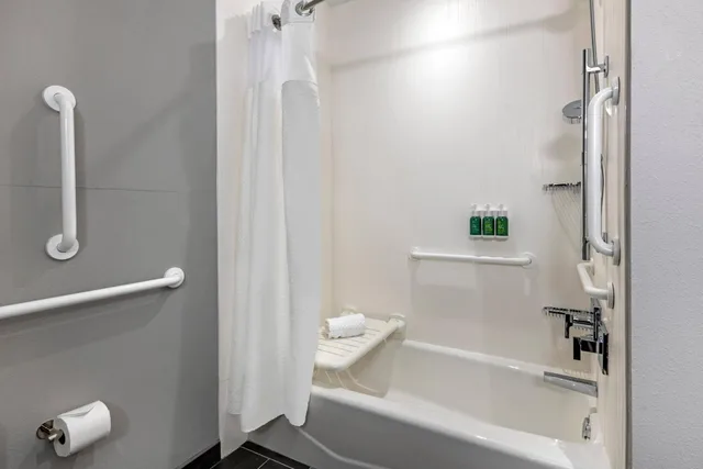 غرفة بسرير كينج بشرفة، Courtyard by Marriott Fort Lauderdale Downtown 2/2