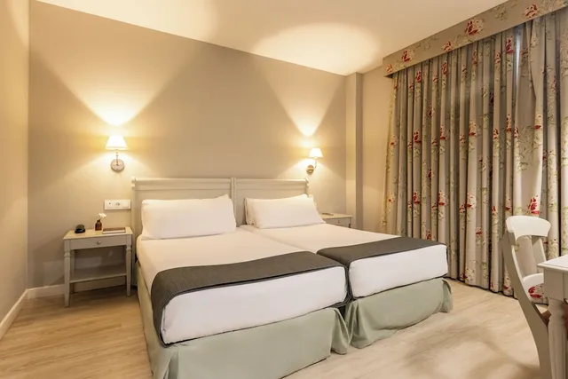 غرفة عائلية بسرير كوين وسريرين منفصلين بغرفتي نوم، HOTEL PAX TORRELODONES 1/5