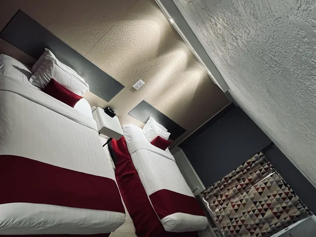 غرفة بسريرين مزدوجين بإطلالة على المسبح، Travelodge by Wyndham Orlando / Heart of International Drive 2/7
