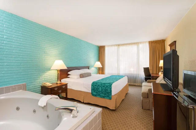 Deluxe, King Bed, Smoking, Howard Johnson By Wyndham Williamsburg 2/3
