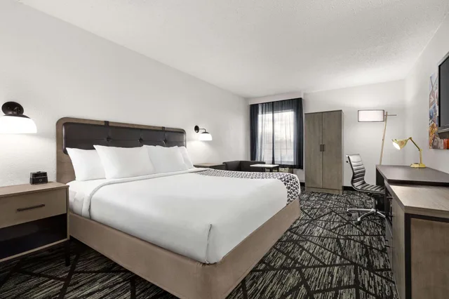 جناح بسرير كينج بغرفة نوم واحدة، La Quinta Inn & Suites by Wyndham Cleveland Airport West 1/2