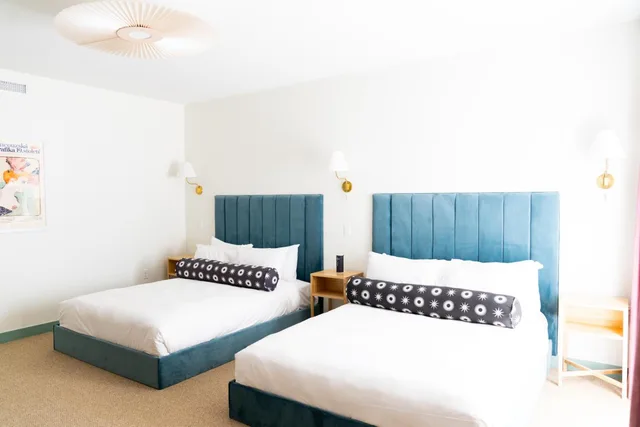 Room, Queen Bed, Accessible, Bradford House 2/8