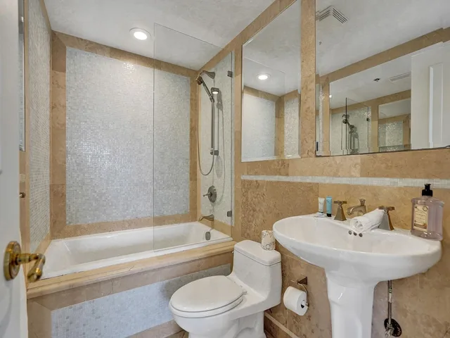 Penthouse, Twin Beds, 4 Queen Beds, Ocean Front، The Alexander All Suite Oceanfront Resort 1/1