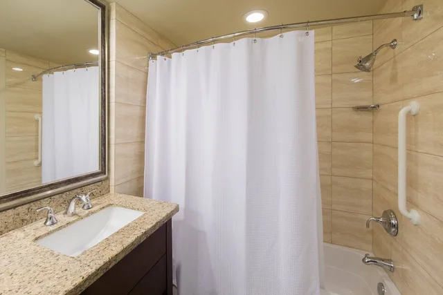 غرفة بسرير كينج بشرفة مع أريكة، Marriotts Desert Springs Villas II 5/5