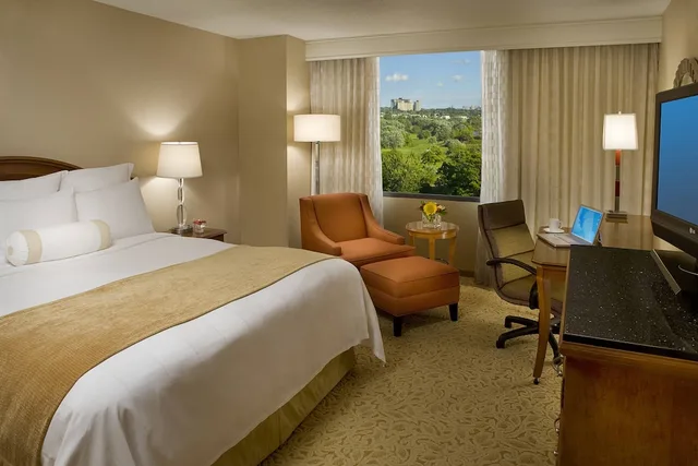 غرفة كلوب بسرير كينج، Toronto Airport Marriott 1/10