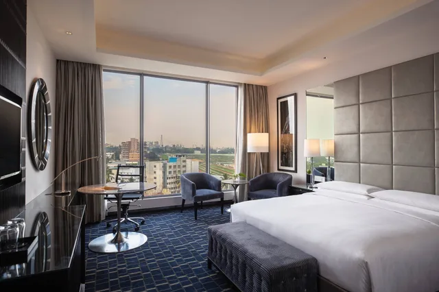 غرفة تنفيذية بسرير كينج بشرفة، Renaissance Bengaluru Race Course Hotel 6/10