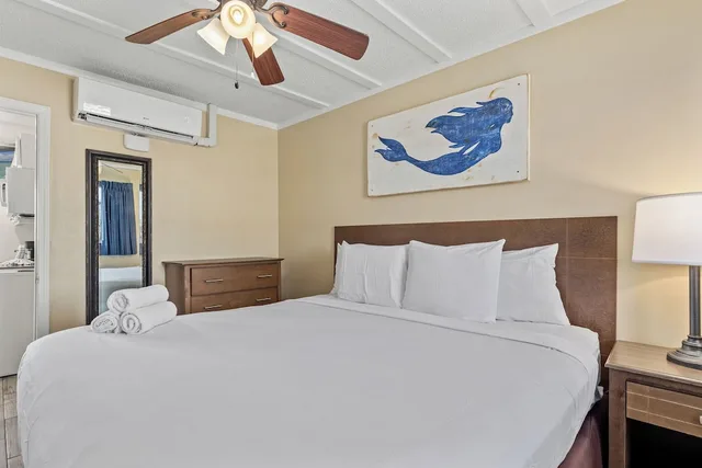 2 Bedrooms, Suite, King Bed, 1 King and 2 Double Beds, Partial View, Sofa، Sandpiper Beacon Beach Resort 2/3