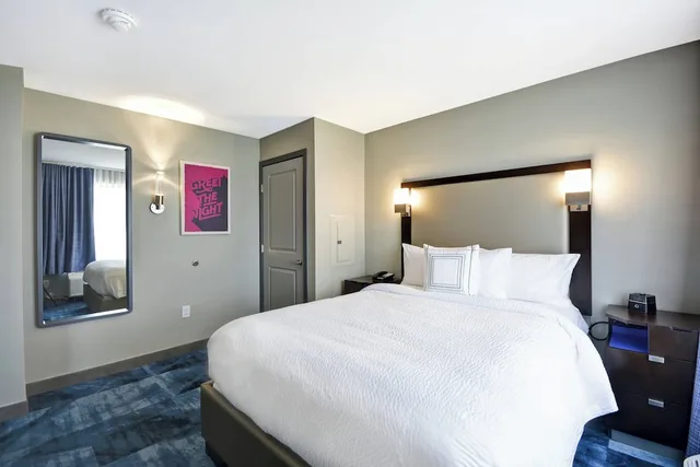 جناح بسرير كوين بغرفة نوم واحدة مع أريكة، TOWNEPLACE SUITES DOVER ROCKAWAY 1/1