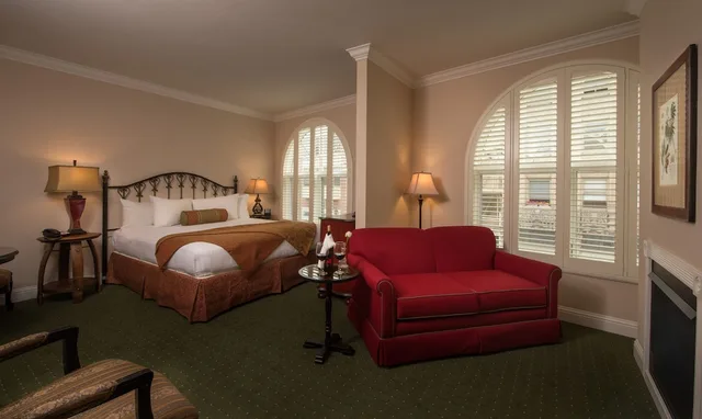 غرفة بريميوم بسرير كينج، Monterey Hotel 1/1