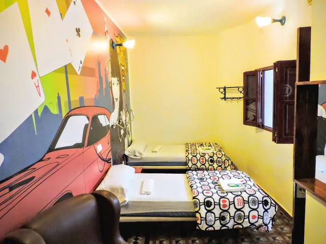 غرفة بسريرين منفصلين بحمام مشترك، Home Youth Hostel 8/8