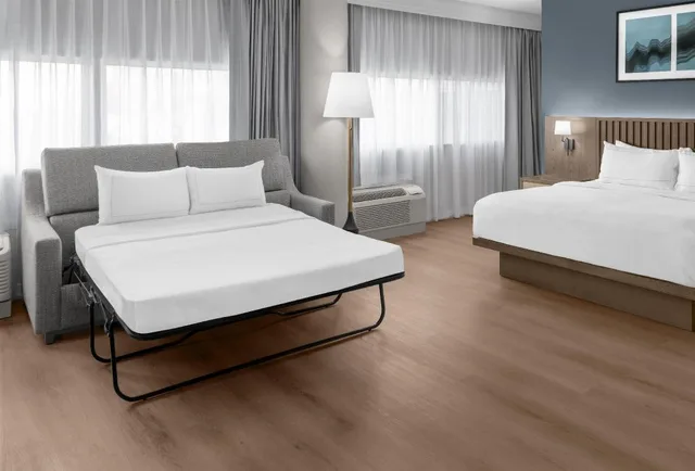 Hospitality, Junior Suite, King Bed, River View, Sofa, Accessible، Doubletree By Hilton South Bend 1/2