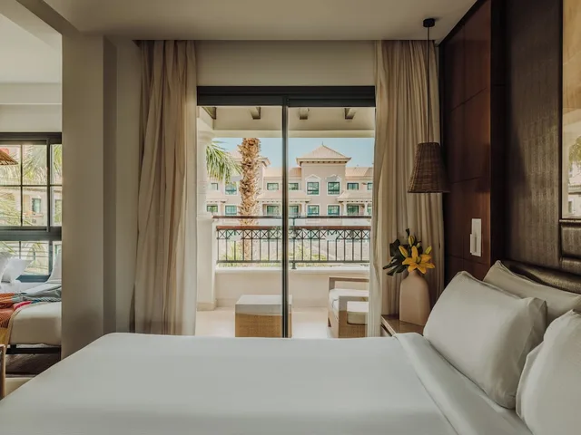 غرفة ديلوكس عائلية بسرير كينج مع أريكة، Gran Melia Palacio de Isora 1/10