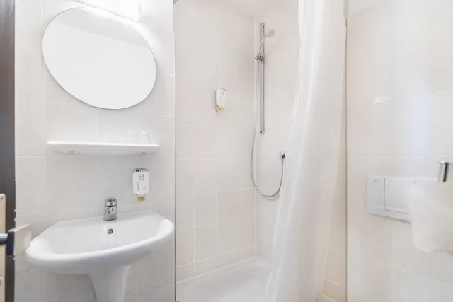 Classic, Single, Queen Bed, Hotel Leonet 2/2