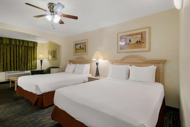 جناح كبير بسريرين كوين لذوي الإعاقة، SureStay Hotel by Best Western Falfurrias 1/3