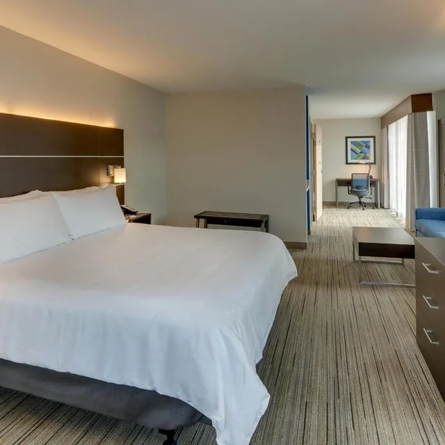 جناح بسرير كينج مع أريكة لذوي الإعاقة، Holiday Inn Express & Suites Corbin, an IHG Hotel 1/9