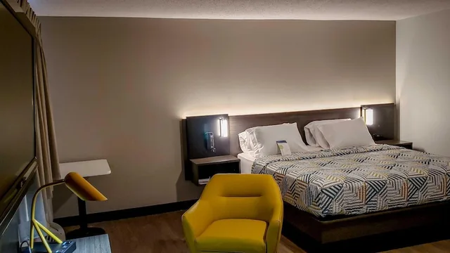 Deluxe, King Bed, Motel6 Kewanee, IL 7/10