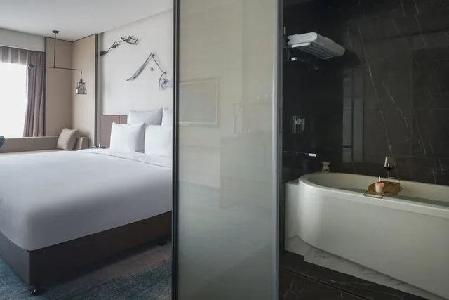 غرفة ديلوكس تنفيذية بسريرين منفصلين مع دخول صالة النادي، Pullman Zhouzhuang 5/5