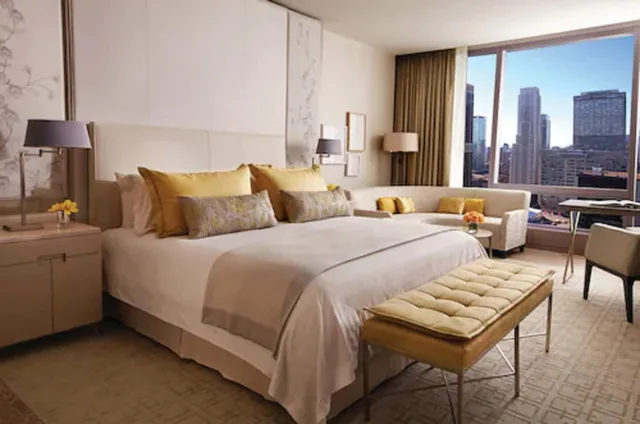 غرفة سوبيريور بسرير كينج، Four Seasons Hotel Toronto 1/5
