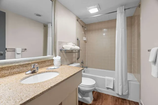 غرفة بسرير كينج، Quality Inn & Suites Mall of America - MSP Airport 2/2