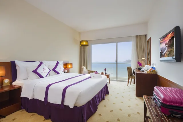 غرفة ديلوكس بسرير كينج بإطلالة جزئية على البحر، TTC Hotel - Michelia 1/10