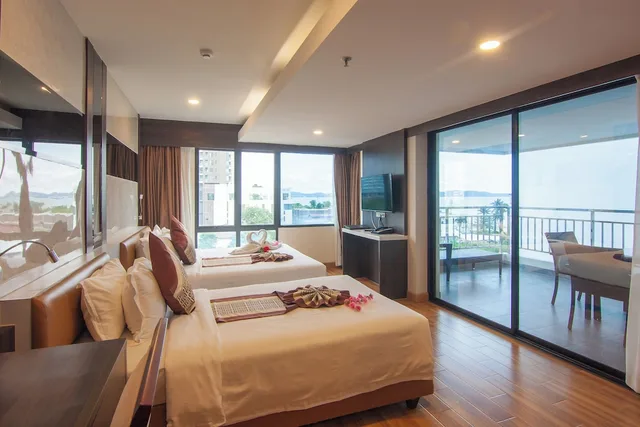 غرفة بريميوم ثلاثية بسرير كوين بحوض استحمام، Golden Jomtien Beach Hotel 3/7